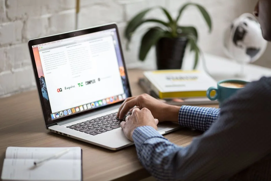 Gros plan sur un appareil photo posé sur du papier brun avec le texte Social Media Marketing, mettant en avant les thèmes du marketing numérique.
